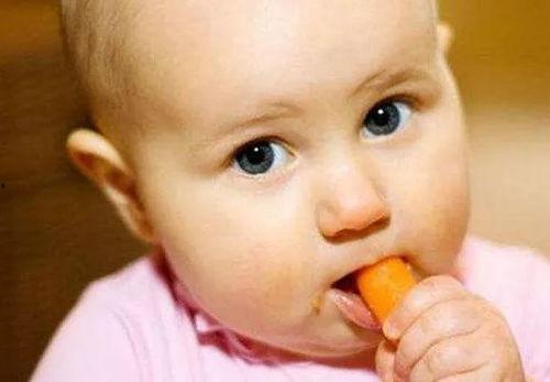 孩子吃瓜脸上痒,孩子吃瓜脸痒的温馨瞬间