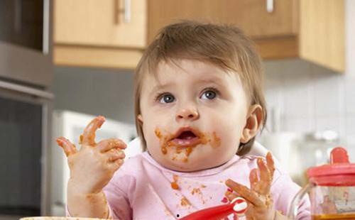 孩子吃瓜脸上痒,孩子吃瓜脸痒的温馨瞬间