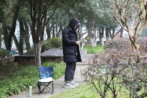 武体长椅吃瓜,校园生活趣味横生