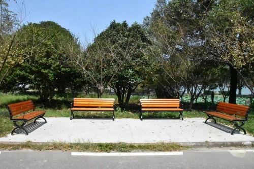 武体长椅吃瓜,校园生活趣味横生