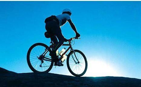 男子骑车近距吃瓜,趣味横生瞬间引网友热议