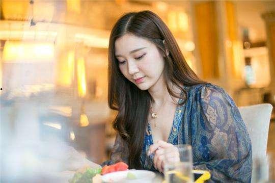 木夕爱摄影吃瓜,捕捉瓜田里的光影瞬间