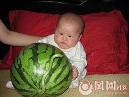 宝宝吃瓜模板搞笑,瓜皮飞满天，笑料百出！
