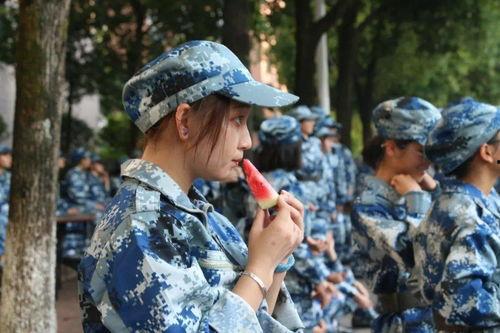 带你吃瓜军训视频,带你吃瓜围观新生军训趣事