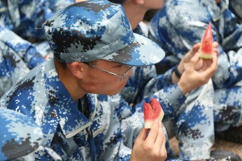 带你吃瓜军训视频,带你吃瓜围观新生军训趣事