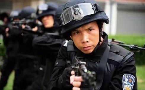 特警抓捕吃瓜女孩视频,吃瓜女孩事件全程回顾