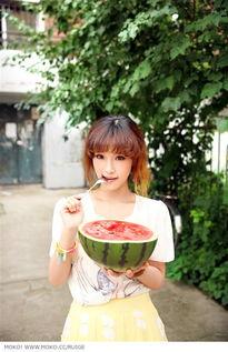 吉林女孩吃瓜,揭秘东北美食背后的故事