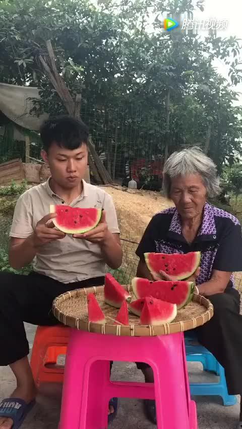 吃瓜奶奶带孙子,温馨日常里的欢乐时光