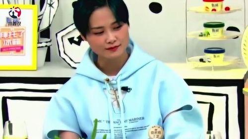 吃瓜阿姨带头巾,揭秘街头时尚新潮流