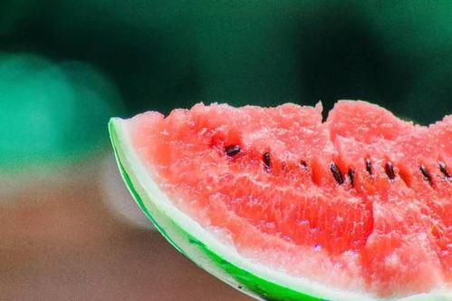 吃瓜吃的牙出血,吃瓜过度致牙出血的警示录