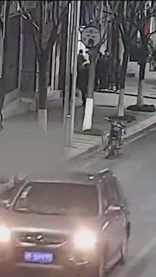 肇事司机伪装吃瓜群众,肇事司机另类逃逸手段揭秘