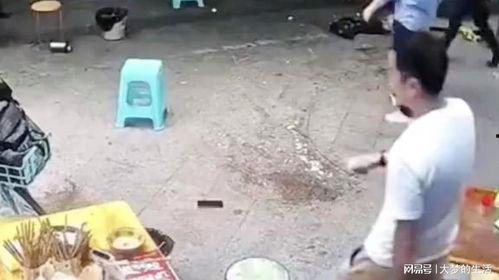 摆摊大爷吃瓜视频,揭秘摆摊生活的酸甜苦辣