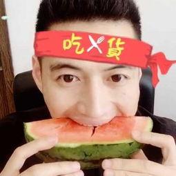 摆摊大爷吃瓜视频,揭秘摆摊生活的酸甜苦辣