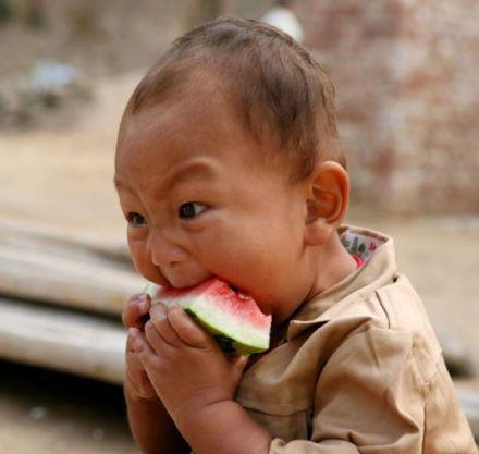 男孩吃瓜有味道,探寻瓜果的独特风味