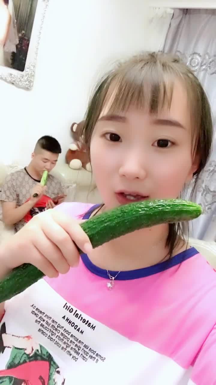 男孩吃瓜有味道,探寻瓜果的独特风味