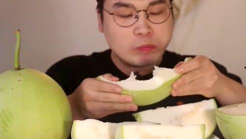 男孩吃瓜有味道,探寻瓜果的独特风味