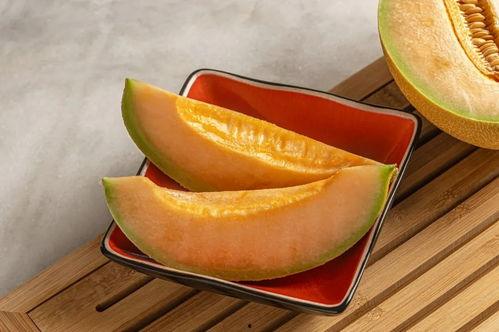 吃蜜瓜嘴巴疼肿,揭秘吃蜜瓜嘴巴疼肿的真相