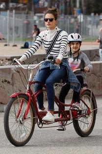 男子骑车近距吃瓜,趣味横生瞬间引网友热议