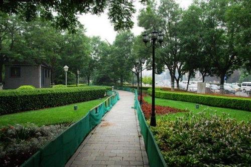 滨河公园吃瓜,尽享清凉时光